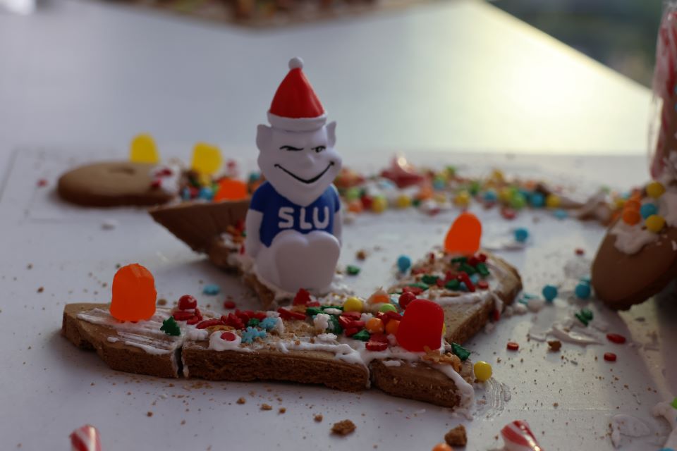 Teams of students in Saint ˻ֱ University’s School of Science and Engineering put their engineering skills to work for a December Innovation Challenge. The teams built gingerbread houses designed to stand up during a weight-loading competition.