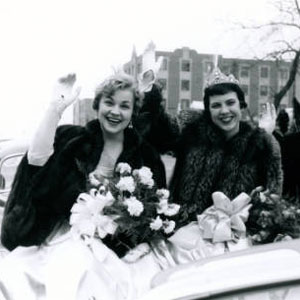 The women of the Saint ˻ֱ University Homecoming Court ride in a car and wave during the Homecoming Parade. (1955)